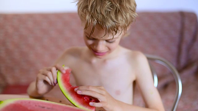 男孩吃西瓜，时光流逝视频素材