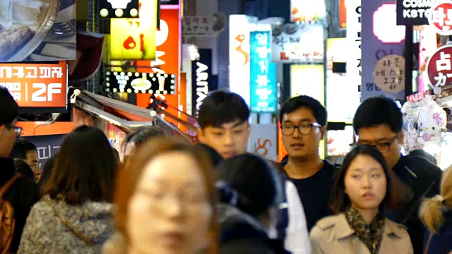 韩国城市明洞市场拥挤的人群视频下载