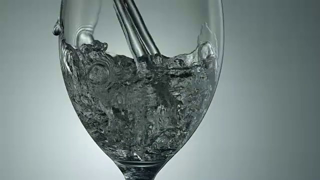 水倒进玻璃杯-滴在玻璃杯一侧视频素材
