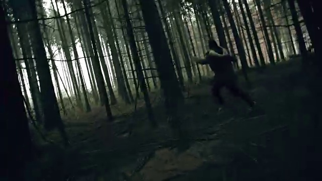 吓坏了的年轻女子逃进了森林视频素材