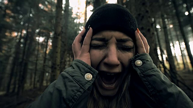 一个女人在森林里恐慌症发作视频下载