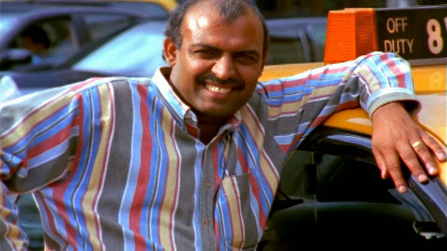 从出租车到东印度出租车司机对着相机微笑的肖像/纽约视频下载