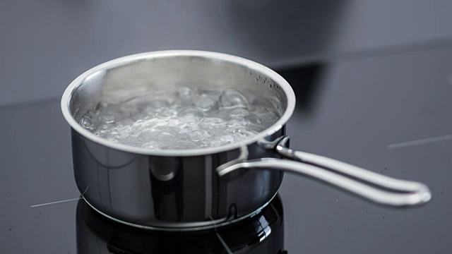 水在小平底锅中煮沸视频素材