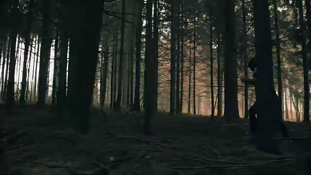 吓坏了的年轻女子跑过森林视频素材