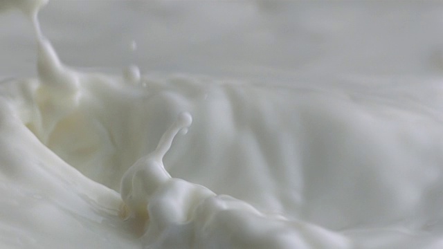 湍流-倒牛奶和滴牛奶视频素材