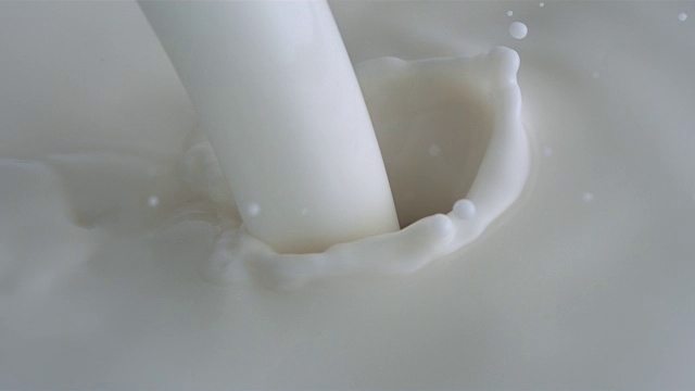 牛奶 slpash - 倒牛奶视频素材