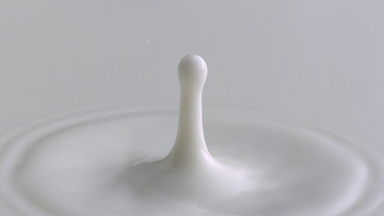 牛奶滴到牛奶-皇冠-近距离视频素材