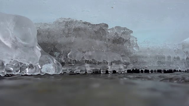 水从冰冻的河床中流过视频素材