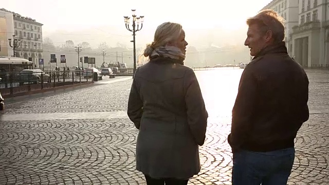一对夫妇在广场上聊天，日出视频下载