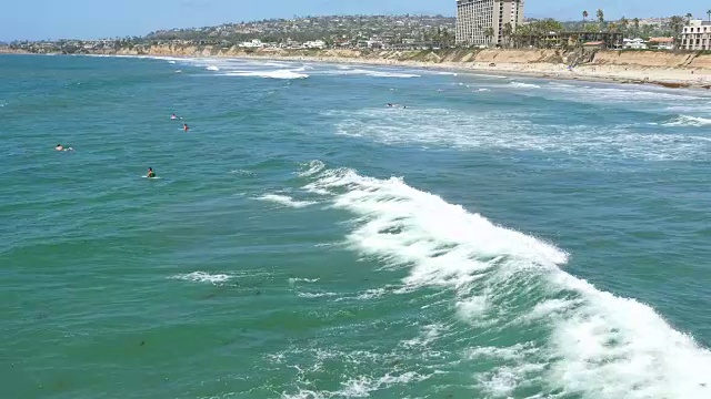 两个视频的冲浪者在波浪在4K视频素材