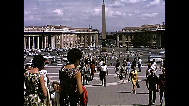 1964年意大利家庭电影——圣彼得教堂里戴面纱的妇女视频下载