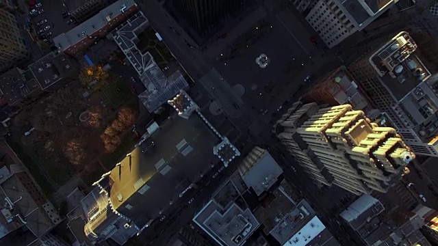 从空中飞过城市街道，向上展示城市天际线视频下载