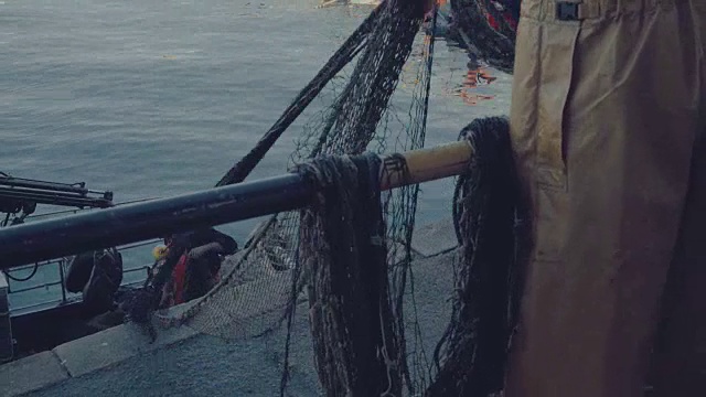 渔民们在工作，把渔网拉干视频下载