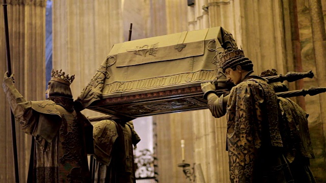 序列显示在塞维利亚大教堂克里斯托弗·哥伦布美丽华丽的坟墓。视频素材