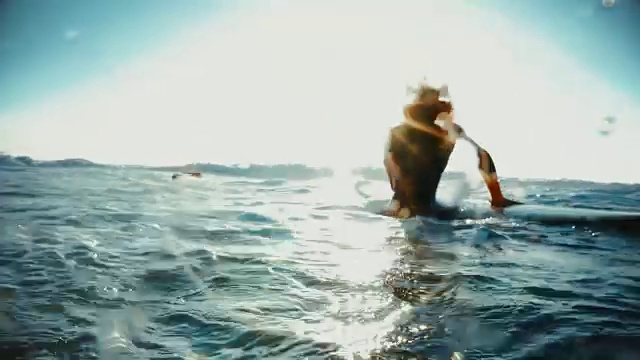 夏天来了:冲浪者女孩在行动视频素材