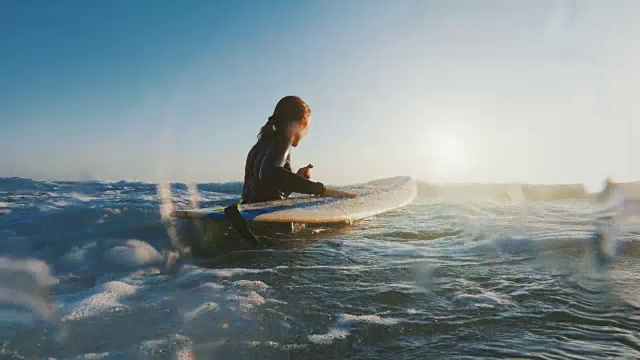 夏天来了:冲浪者女孩在行动视频素材