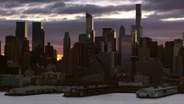 日出时分的曼哈顿上城区。云正在为日出扫清道路。视频下载