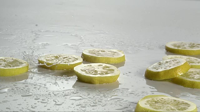 柠檬掉落并产生飞溅的水滴视频素材