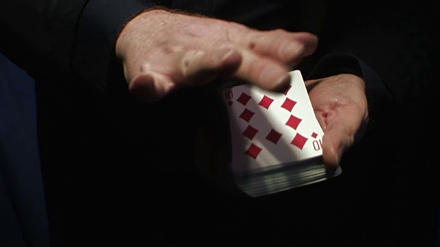 魔术师表演魔术卡戏法视频下载