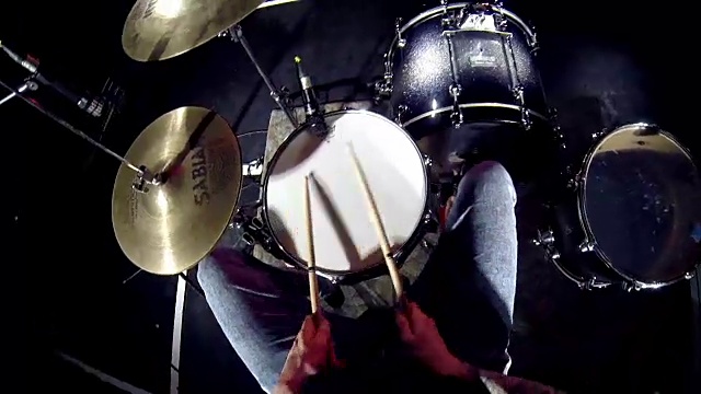 鼓手击鼓在舞台上- POV (Gopro安装)的观点视频下载