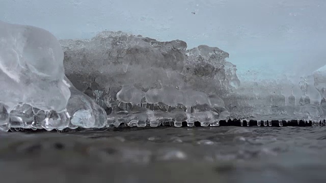 水从冰冻的河床中流过视频素材