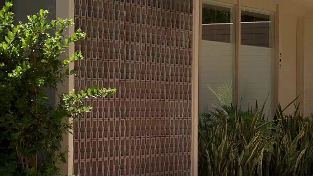 ZO WS外观为中世纪现代花园别墅，位于网球拍俱乐部西部，采用模仿网球拍设计的混凝土块屏风视频素材