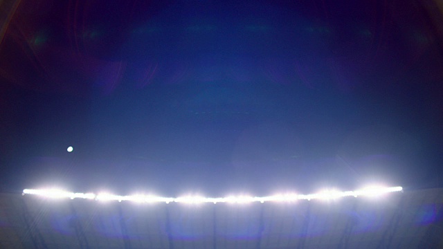MS LA四分卫在晚上在体育场的足球比赛中放下和投掷传球视频素材