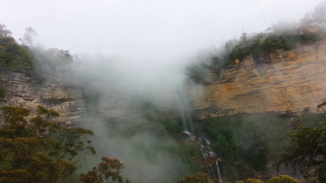 澳大利亚蓝山山脉和瀑布上空的雾视频下载