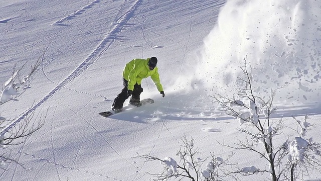 滑雪板运动员做粉转视频素材