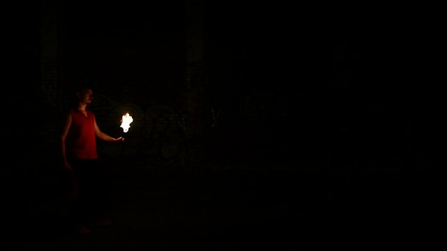 街头艺人喷火器吹在火炬上视频下载