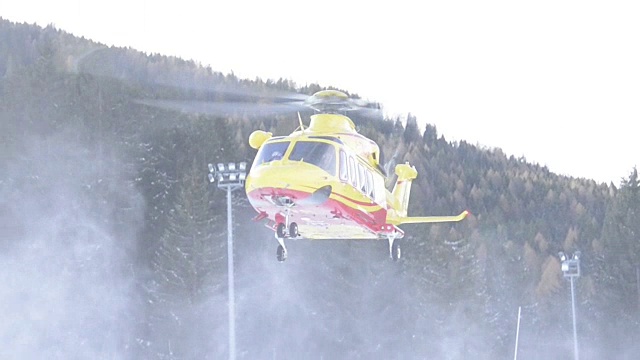 紧急起飞的直升机。视频下载