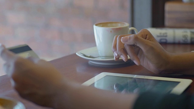 商务女性在咖啡馆用平板电脑在线购物视频素材