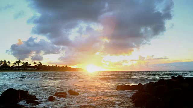 夏威夷考艾岛海难海滩上的日出视频下载
