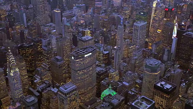 鸟瞰图曼哈顿市中心天际线在晚上在纽约市视频素材