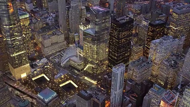 空中俯瞰自由塔和世贸中心纪念碑的夜晚视频素材