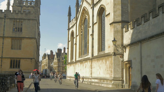 牛津的拉德克里夫广场，游客步行，骑自行车，视频素材