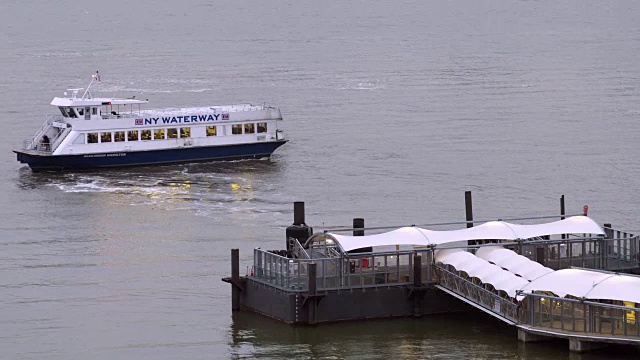 一艘纽约水路渡船进入渡轮码头到码头在维霍肯视频素材
