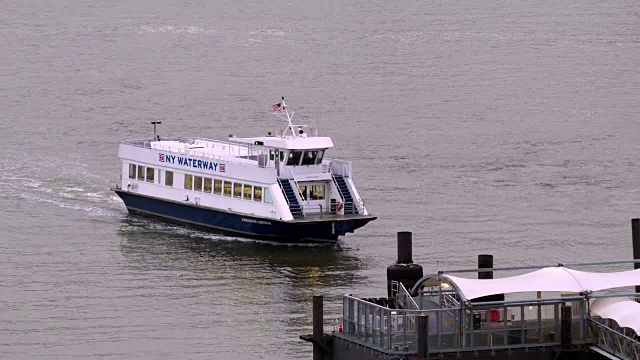 一艘纽约水路渡船进入渡轮码头到码头在维霍肯视频素材