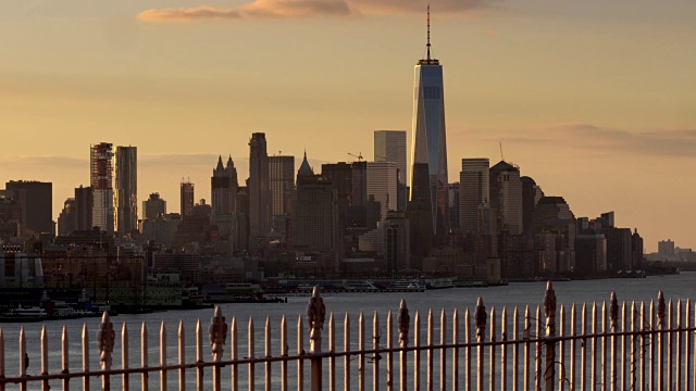 清晨的阳光反射在曼哈顿市中心的玻璃塔上。视频素材