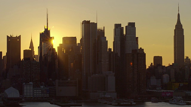 日出时曼哈顿中城的天际线。视频素材