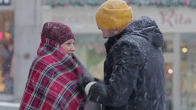 夫妇在雪中冻僵视频下载