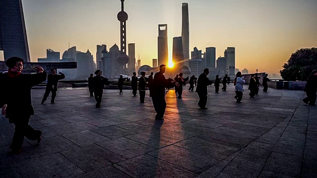 中国上海，2015年11月28日:清晨，人们在上海外滩打太极拳视频下载