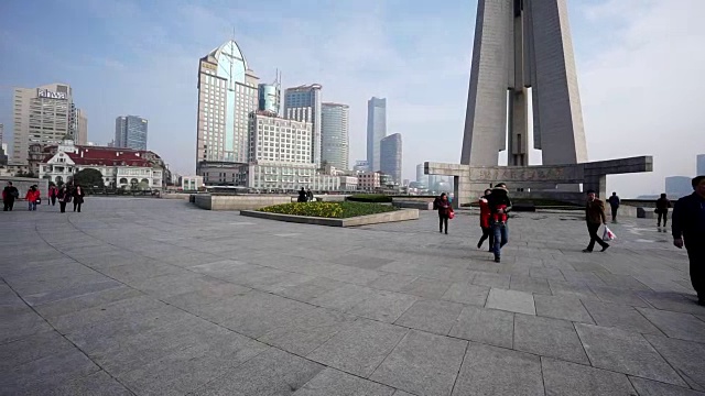中国上海，2015年11月28日:镜头扫过上海外滩的游客视频素材