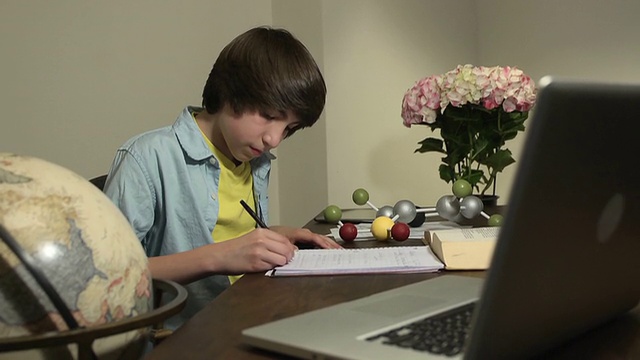 拉丁青少年男性在家的研究视频素材