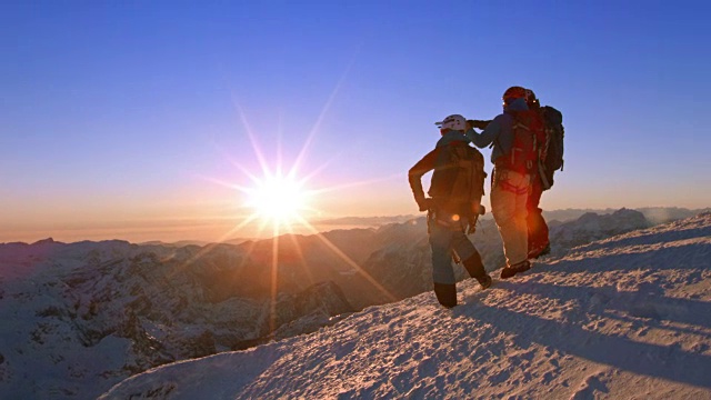 PAN山民们站在雪峰上看夕阳视频下载