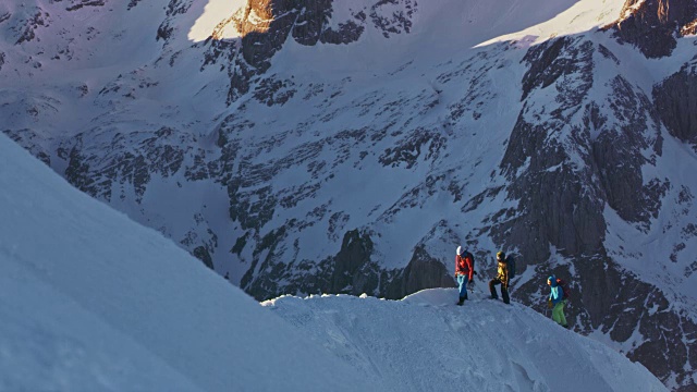 登山者们用安全绳索沿着山脊行走视频素材