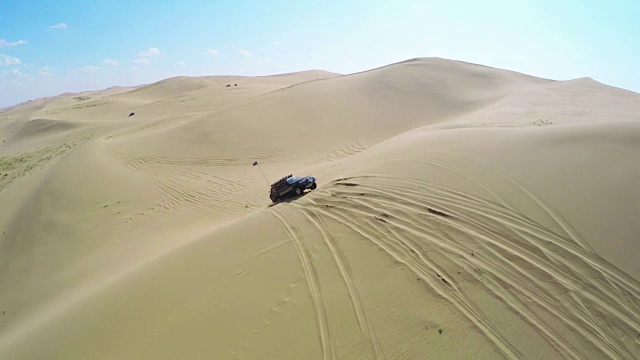 汽车在腾格里沙漠行驶的航拍照片。视频素材