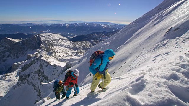 潘登山队在阳光下攀登雪山视频素材