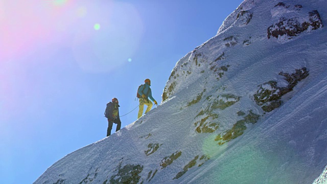 在阳光下攀登雪山视频下载