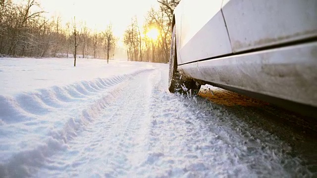 汽车轮胎溅起的雪溅进相机视频素材